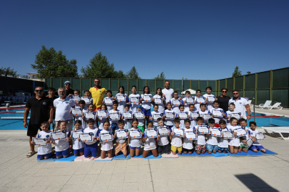 Minik yüzücülerin sertifika heyecanı