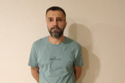 Polisler turist kılığına girdi, aranan şahsı yakaladı