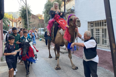 Böyle düğün görülmedi, anne deveye sünnet çocuğu Midilliye bindi