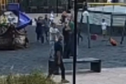 Parkta oynayan çocukları yerden yere vurdu