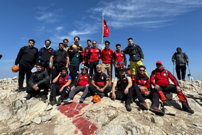 Zaferi zirvede kutladılar