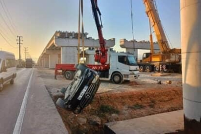 Kontrolden çıkan otomobil üst geçit inşaatına düştü: 4 kişi yaralandı