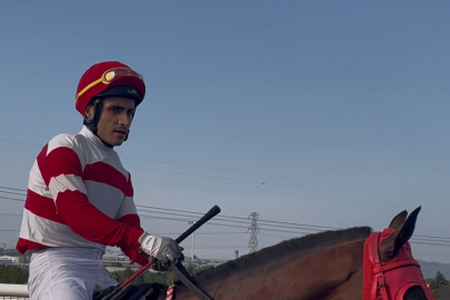 Attan düşen jokeyin yerine yarıştı birinci oldu