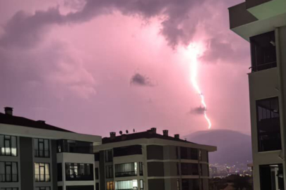 Bursa’da şimşekler geceyi aydınlattı