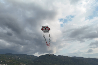 Filistin'in özgürlüğü için 15 metrelik uçurtmayı havalandırdılar