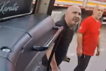 Bursa'da otobüs şoförü ile sürücü arasında ters yön tartışması