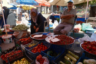 Bursa'nın mesafe tanımayan asırlık köylü pazarı rağbet görüyor