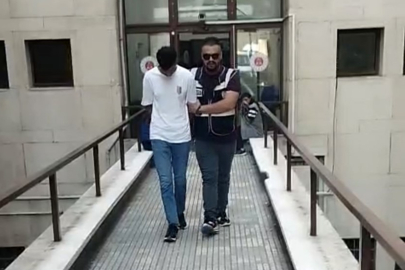 Polisi gören firari, çimlere yatıp ölü taklidi yaptı