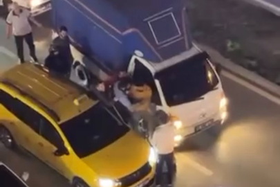 İki sürücü kavgaya tutuştu, trafik kitlendi