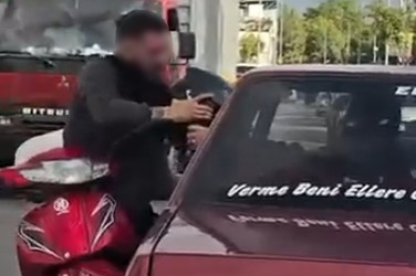 Trafikte motosikletli ve otomobil sürücüsünün kavgası kameraya yansıdı