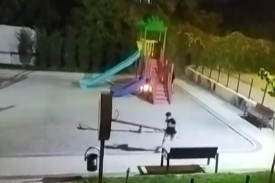 Bursa'da çocuklar oyun parkını ateşe verdi