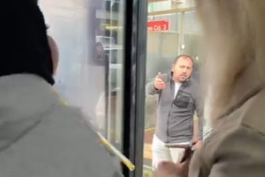 Otobüs sürücüsü yolculara küstü otobüsü durağa çekip kendisi aşağıya indi