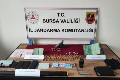 Jandarma şüpheli aracı durdurdu, cephanelik ve sahte kimlikler çıktı
