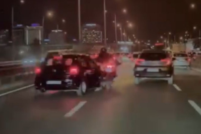 Otomobilin çarptığı motosikletli böyle savruldu