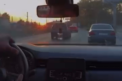 Makas atarak trafiği tehlikeye attı, o anları kayda aldırıp paylaştı