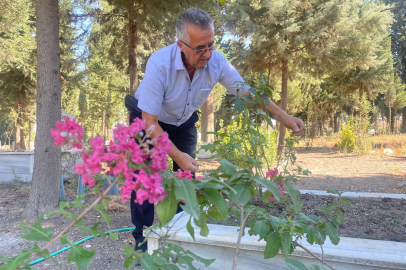 Oğlunu kaybettikten sonra ömrünü adadığı mezarlığı adeta parka dönüştürdü
