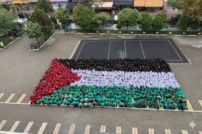 600 öğrenciden Filistin’e dev bayraklı destek