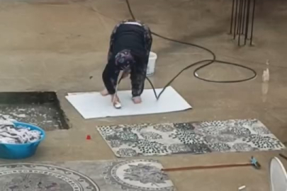 Yağmurlu havada çatıda halı yıkadı, görenler şaştı kaldı