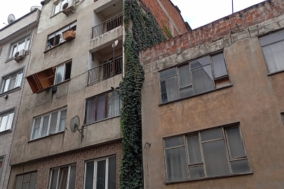 Bursa’da çöp eve dönen bina mahkeme kararıyla boşaltıldı