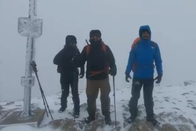 Uludağ'da yılın ilk karını zirvede kutladılar