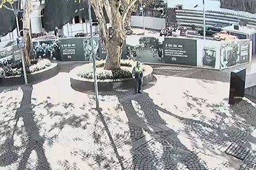 Bulduğu altın dolu çantayı polise teslim etti