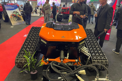 Tarlada traktör savaşta silah