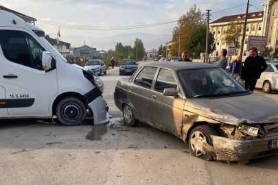 Ara sokaktan çıkan servis kazaya sebep oldu: 1 yaralı