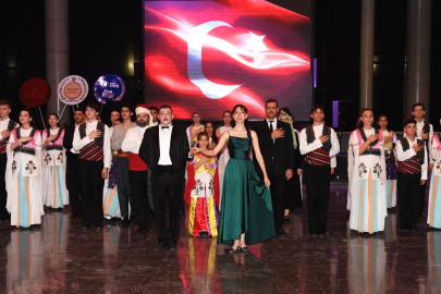 Gençlik ve Cumhuriyet Dansı izleyenleri kendine hayran bıraktı