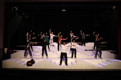 Nilüfer Kent Tiyatrosu iftiharla sunar: 'Lüküs Hayat'