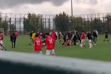 Bursa’da U16 maçında yumruklar konuştu