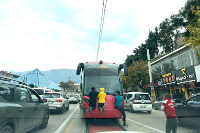 Tramvayın arkasına tutunup ölümle burun buruna geldiler