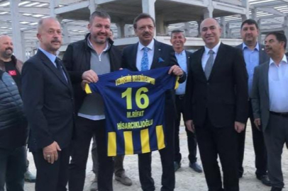 Yenişehir Belediyespor formasını TOBB Başkanı Hisarcıklıoğlu’na takdim etti