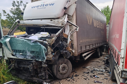 Kamyonlar kafa kafaya çarpıştı