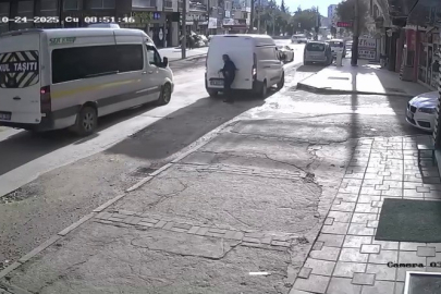 Geri manevra yaparken yayayı böyle yere serdi