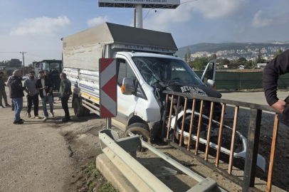 Kontrolden çıkan kamyonet köprü demirlerine saplandı