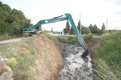 Su tahliye kanalları temizleniyor