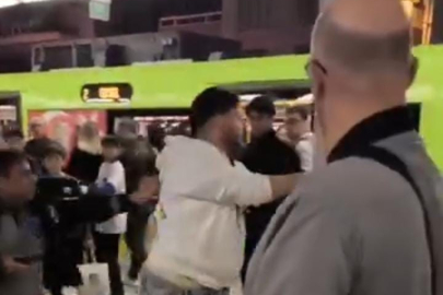 Metroda çıkan kavgada yumruklar havada uçuştu