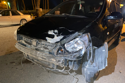 Motosiklet ile otomobil çarpıştı: 2 genç yaralandı