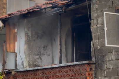 İki katlı evde yangın paniği mahalleyi sardı