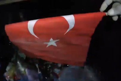 Çöpten buldukları Türk bayrağı yürek burktu