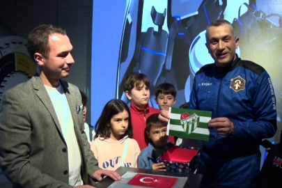 Türkiye'nin 3'üncü astronotu Gökhan Erdem uzaya çıkardığı Bursaspor bayrağını GUHEM'e teslim etti