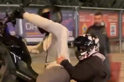 Motosikletiyle ön kaldırdı, kayarak böyle düştü