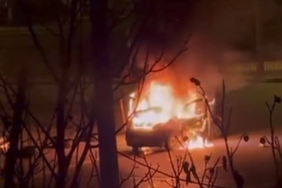 Hafif ticari araç yanarak kül oldu