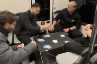 Bursa metrosunda şaşırtan görüntü: Gençler masa kurup oyun oynadı