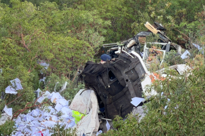 İznik-Yenişehir yolunda tır uçurumdan yuvarlandı: 2 ölü