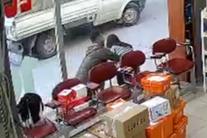 Hava almak için dışarı çıkan eczacının üzerine atladı: "Çıplak sandım"