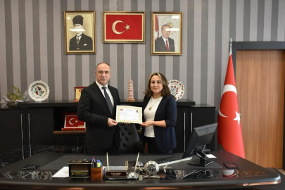 Kaymakam Altay’dan Ayşegül Öğretmene başarı belgesi