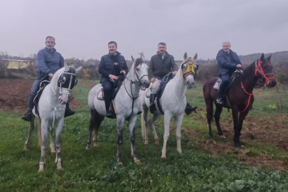 Başkan Özel ve Başkan Yılmaz’dan Yağmur Altında At Gezintisi