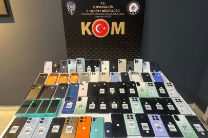 Bursa'da piyasa değeri 3 milyon lira olan kaçak cep telefonları ve USB kablolar ele geçirildi