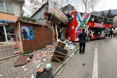 İmdat freni boşalan öğrenci otobüsü manava daldı...